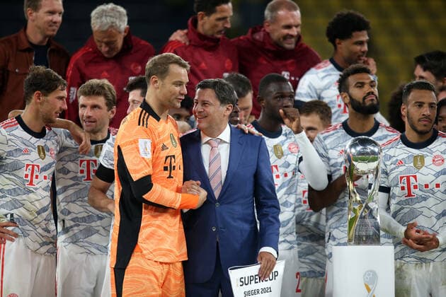 17 08 2021, Football DFL Supercup 2021, Borussia Dortmund FC Bayern München, at Signal Iduna Park Dortmund FC Bayern München is the Supercup winner 2021 after the 3 1 victory Award ceremony after the match from left goalkeeper Manuel Neuer FC Bayern München with Christian Seifert DFL DFL and DFB regulations prohibit any use of photographs as image sequences and or quasi video