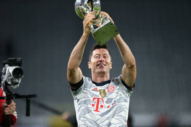17 08 2021, Football DFL Supercup 2021, Borussia Dortmund FC Bayern Munich, at Signal Iduna Park Dortmund FC Bayern Munich is the Supercup winner 2021 after the 3 1 victory Award ceremony after the match Robert Lewandowski FC Bayern Munich with the cup DFL and DFB regulations prohibit any use of photographs as image sequences and or quasi video