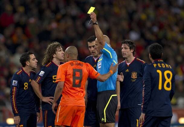 Mandatory Credit: Photo by Back Page Images Shutterstock (1206333as) Nigel De Jong of Netherlands is shown a yellow card by Referee Howard Webb of England for his kick to the chest on Xabi Alonso of Spain Netherlands v Spain, 2010 FIFA World Cup, WM, Weltmeisterschaft, Fussball Final football match, Soccer City, Johannesburg, South Africa - 11 Jul 2010 EDITORIAL USE ONLY Netherlands v Spain, 2010 FIFA World Cup Final football match, Soccer City, Johannesburg, South Africa - 11 Jul 2010 EDITORIAL USE ONLY  Copyright: xBackxPagexImages Shutterstockx 1206333as