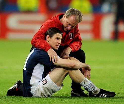 Fußball, Trainerhistorie FC Fulham von 1904 bis heute Mandatory Credit: Photo by Back Page Images Shutterstock (1181897d) Zoltan Gera of Fulham is consoled at full-time by Ray Lewington Atletico Madrid v Fulham, UEFA Europa League Final, HSH Nordbank Arena, Hamburg, Germany - 12 May 2010 Atletico Madrid beat Fulham 2-1 EDITORIAL USE ONLY Atletico Madrid v Fulham, UEFA Europa League Final, HSH Nordbank Arena, Hamburg, Germany - 12 May 2010 EDITORIAL USE ONLY  Copyright: xBackxPagexImages Shutterstockx 1181897d