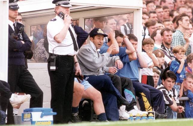 Fußball, Trainerhistorie Newcastle United von 1895 bis heute Mandatory Credit: Photo by Murray Sanders Daily Mail Shutterstock (1157742a) Osvaldo Ardiles Tottenham Manager His Bench And The Joining Newcastle Fans Feel The Strain In An Away Match Versus Newcastle. Osvaldo Ardiles Tottenham Manager His Bench And The Joining Newcastle Fans Feel The Strain In An Away Match Versus Newcastle. EDITORIAL USE ONLY No use with unauthorised audio, video, data, fixture lists (outside the EU), club league logos or live services. Online in-match use limited to 45 images (+15 in extra time). No use to emulate moving images. No use in betting, games or single club league player publications services. Osvaldo Ardiles Tottenham Manager His Bench And The Joining Newcastle Fans Feel The Strain In An Away Match Versus Newcastle. EDITORIAL USE ONLY No use with unauthorised audio, video, data, fixture lists (outside the EU), club league logos or live services. Online in-match use limited to 45 images (+15 in extra time). No use to emulate moving images. No use in betting, games or Copyright: xMurrayxSanders DailyxMail Shutterstockx 1157742a