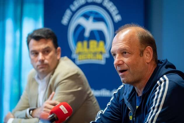 Basketball Berlin 18 08 2021 1 Bundesliga BBL Euroleague Season 2021 2022 Alba Berlin introduces its new head coach Israel Gonzalez hi Marco Baldi Alba CEO.