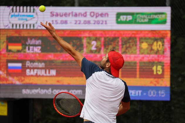 Julian Lenz GER ,Ball throw,Scoreboard,Scoreboard in the background, Copyright: xJuergenxHasenkopfx