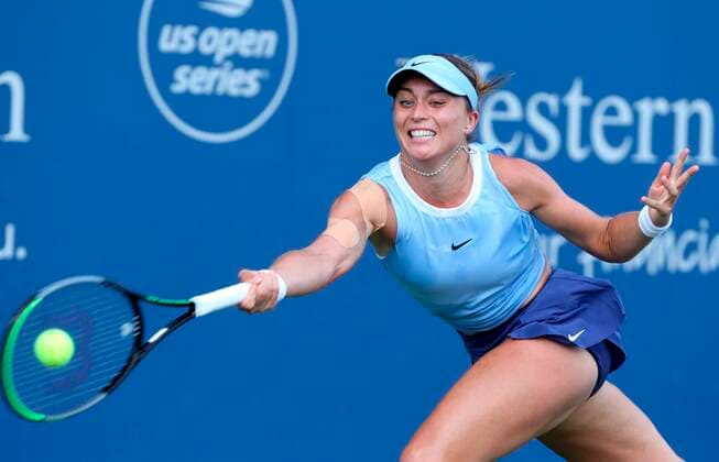 Sport Bilder des Tages Spanish tennis player Paula Badosa returns a ball against Belarusian Aryna Sabalenka during their match for the second round of the Western & Southern Open ATP, Tennis Herren Masters 1000 Cincinnati), at the Linder Tennis Center, in Mason, Ohio, USA, 18 August 2021. ATP Masters 1000 Cincinnati !ACHTUNG: NUR REDAKTIONELLE NUTZUNG!  Copyright: xMARKxLYONSx AME9536 20210818-9323b0d22d94708c3c1cbdea481ddefa05ff14d9