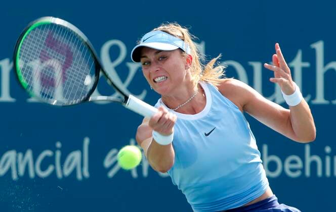 Spanish tennis player Paula Badosa returns a ball against Belarusian Aryna Sabalenka during their match for the second round of the Western & Southern Open ATP, Tennis Herren Masters 1000 Cincinnati), at the Linder Tennis Center, in Mason, Ohio, USA, 18 August 2021. ATP Masters 1000 Cincinnati !ACHTUNG: NUR REDAKTIONELLE NUTZUNG!  Copyright: xMARKxLYONSx AME9538 20210818-515891cecff1c33e3ff0f39265534ec9e5397edd