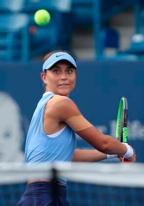 Spanish tennis player Paula Badosa returns a ball against Belarusian Aryna Sabalenka during their match for the second round of the Western & Southern Open ATP, Tennis Herren Masters 1000 Cincinnati), at the Linder Tennis Center, in Mason, Ohio, USA, 18 August 2021. ATP Masters 1000 Cincinnati !ACHTUNG: NUR REDAKTIONELLE NUTZUNG!  Copyright: xMARKxLYONSx AME9562 20210818-10b750e64f84fa9c6868fb5bc812ffe459dbe646