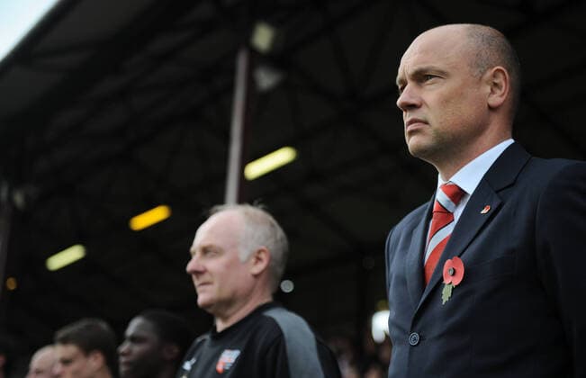 Fußball, Trainerhistorie Brentford FC von 1903 bis heute Mandatory Credit: Photo by Back Page Images Shutterstock (1507979d) Uwe Rosler, right, German manager of Brentford wears a poppy and observes a minute s silence for Remembrance Day Brentford Vs. Basingstoke Town, FA Cup Football, Griffin Park, Brentford, London, Britain - 12 Nov 2011 EDITORIAL USE ONLY No use with unauthorised audio, video, data, fixture lists (outside the EU), club league logos or live services. Online in-match use limited to 45 images (+15 in extra time). No use to emulate moving images. No use in betting, games or single club league player publications services. Brentford Vs. Basingstoke Town, FA Cup Football, Griffin Park, Brentford, London, Britain - 12 Nov 2011 EDITORIAL USE ONLY No use with unauthorised audio, video, data, fixture lists (outside the EU), club league logos or live services. Online in-match use limited to 45 images (+15 in extra time). No use to emulate moving images. No use in betting, games or Copyright: xBackxPagexImages Shutterstockx 1507979d