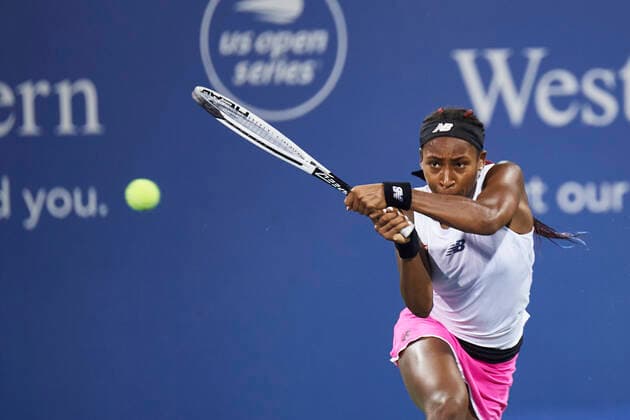 Sport Bilder des Tages CINCINNATI, OH - AUGUST 18: Coco Gauff of USA hits a backhand during a match on day 3 of the Western and Southern Open at the Lindner Family Tennis Center in Mason, Ohio on August 18, 2021. (Photo by Shelley Lipton Icon Sportswire) TENNIS: AUG 18 Western & Southern Open Icon210818773