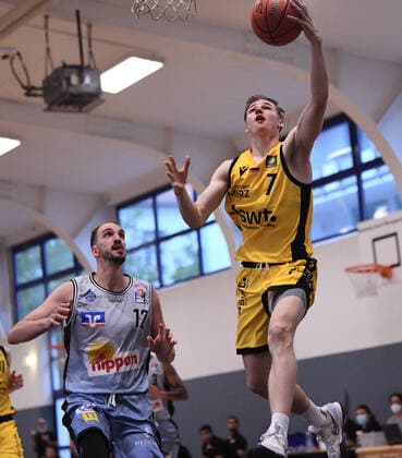 Basketball 2 Bundesliga 2021 2022 18 08 2021 Test match Tigers Tuebingen HAKRO Merlins Crailsheim Timo Lanmueller r, Tigers vs. Dejan Kovacevic l, Crailsheim