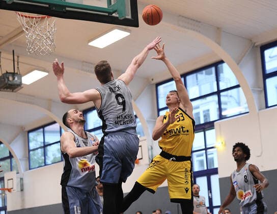 Basketball 2 Bundesliga 2021 2022 18 08 2021 Test match Tigers Tuebingen HAKRO Merlins Crailsheim Ryan Richard Mikesell r, Tigers against Fabian Bleck center,Crailsheim and Dejan Kovacevic li, Crailsheim.
