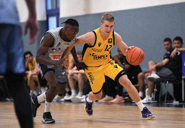 Basketball 2 Bundesliga 2021 2022 18 08 2021 Test match Tigers Tuebingen HAKRO Merlins Crailsheim Aatu Kivimaeki r, Tigers vs. Rene Kindzeka l, Crailsheim