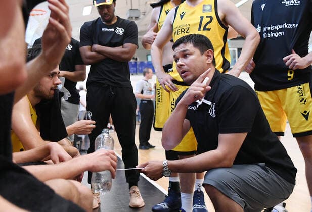 Basketball 2 Bundesliga 2021 2022 18 08 2021 Test match Tigers Tuebingen HAKRO Merlins Crailsheim time out Tigers coach Daniel Jansson re