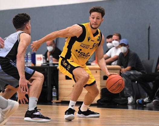 Basketball 2 Bundesliga 2021 2022 18 08 2021 Test match Tigers Tuebingen HAKRO Merlins Crailsheim Joanic Gruettner Bacoul r, Tigers vs Aleksa Kovacevic l, Crailsheim