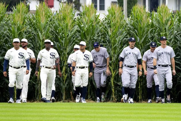 Bilder des Jahres 2021, Sport 08. August Sport Themen der Woche KW33 Sport Bilder des Tages One week ago, the Chicago White Sox and the New York Yankees emerge from a cornfield depicted in the Field of Dreams film before participating in the MLB, Baseball Herren, USA Field of Dreams Game in Dyersville, Iowa, Thursday, August 12, 2021. From left, are White Sox bench coach Miguel Cairo, Liam Hendriks, Tim Anderson, Yoan Moncada and Yankees Aaron Judge, Manager Aaron Boone, Rougned Odor, Jameson Taillon. The special game will played in 2022.  FOD20210819101 PatxBenic