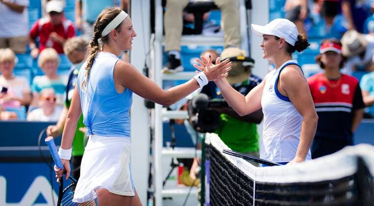 Mandatory Credit: Photo by Rob Prange Shutterstock (12324303av) Victoria Azarenka of Belarus & Ashleigh Barty of Australia in action during the third round at the 2021 Western & Southern Open WTA, Tennis Damen 1000 tennis tournament Western & Southern Open Day Six, Tennis, Cincinnati, USA, 19 Aug 2021 Western & Southern Open Day Six, Tennis, Cincinnati, USA, 19 Aug 2021  Copyright: xRobxPrange Shutterstockx 12324303av