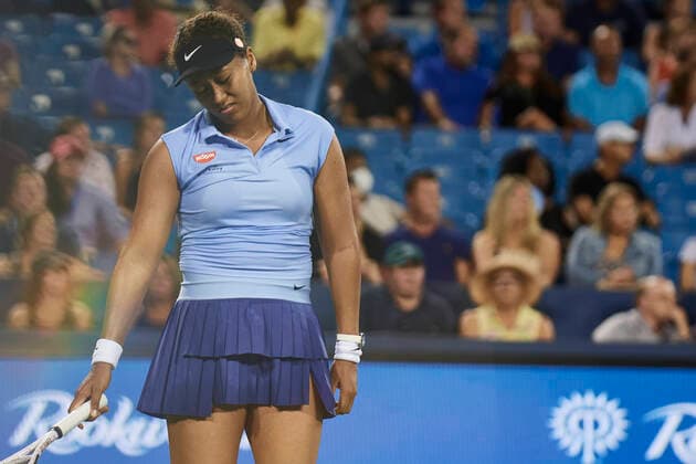 Sport Themen der Woche KW33 Sport Bilder des Tages CINCINNATI, OH - AUGUST 19: Naomi Osaka of Japan hangs her head in frustration after missing a shot during the match on day 4 of the Western & Southern Open at the Lindner Family Tennis Center in Mason, Ohio on August 19, 2021. (Photo by Shelley Lipton Icon Sportswire) TENNIS: AUG 19 Western & Southern Open Icon2108193434