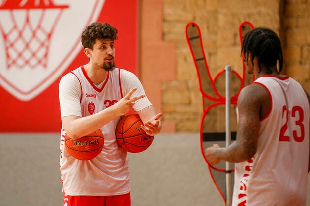 GER, Wuerzburg, Trainingszentrum Zellerau, 20 08 2021, emspor, emonline, despor, deonline, media training of s Oliver Wuerzburg picture f l Nicolas Carvacho s Oliver Wuerzburg explains Desi Rodriguez s Oliver Wuerzburg the game scissors, stone, paper Copyright: HMBxMedia JulienxBecker