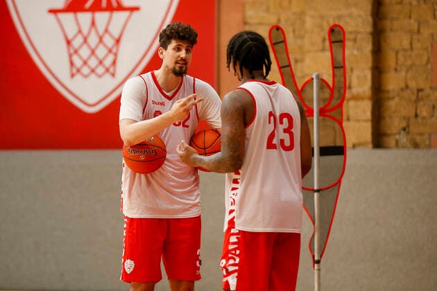 GER, Wuerzburg, Trainingszentrum Zellerau, 20 08 2021, emspor, emonline, despor, deonline, media training of s Oliver Wuerzburg picture f l Nicolas Carvacho s Oliver Wuerzburg explains Desi Rodriguez s Oliver Wuerzburg the game scissors, stone, paper Copyright: HMBxMedia JulienxBecker