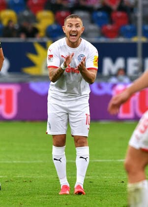 Football, 2 Bundesliga, Germany, Men, Season 2021 2022, 4 Matchday, Merkur Spiel Arena Düsseldorf, Fortuna Düsseldorf, F95 red Holstein Kiel white 2 2 Lewis Holtby KIE Action, Single Image DFB DFL REGULATES PROHIBIT ANY USE OF PHOTOGRAPHS AS IMAGE SEQUENCES AND OR QUASI VIDEO