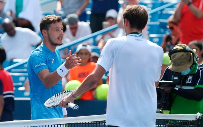 Pablo Carreno Busta (L) of Spain congratulates Daniil Medvedev of Russia after Medvedev won 6-1, 6-1 in their quarter-finals match of the Cincinnati Open Tennis Tournament at the Linder Tennis Center in Mason, Ohio, USA, 20 August 2021. Cincinnati Tennis Tournament !ACHTUNG: NUR REDAKTIONELLE NUTZUNG!  Copyright: xMARKxLYONSx AME9920 20210820-05083b3b1ae0d61faa85ca503e539a4c803bb475