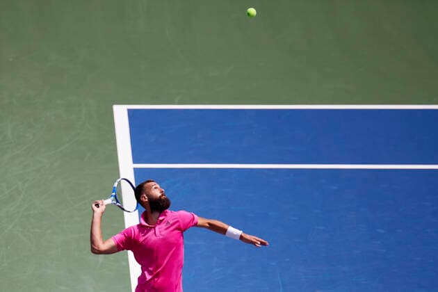Sport Bilder des Tages CINCINNATI, OH - AUGUST 20: Benoit Paire of France watches his ball toss before hitting a serve during the quarter final match on day 5 of the Western & Southern Open at the Lindner Family Tennis Center in Mason, Ohio on August 20, 2021. (Photo by Shelley Lipton Icon Sportswire) TENNIS: AUG 20 Western & Southern Open Icon210820127