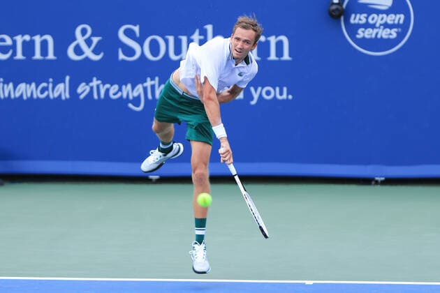 CINCINNATI, OH - AUGUST 20: Daniil Medvedev of Russia serves during the Western & Southern Open at the Lindner Family Tennis Center on August 20, 2021 in Mason, Ohio. (Photo by Ian Johnson Icon Sportswire) TENNIS: AUG 20 Western & Southern Open Icon210820041