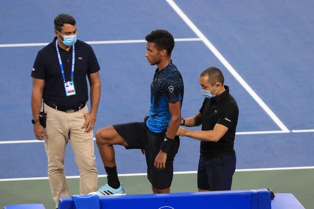 CINCINNATI, OH - AUGUST 20: Felix Auger-Aliassime of Canada is attended to by medical trainers during the Western & Southern Open at the Lindner Family Tennis Center on August 20, 2021 in Mason, Ohio. (Photo by Ian Johnson Icon Sportswire) TENNIS: AUG 20 Western & Southern Open Icon210820063