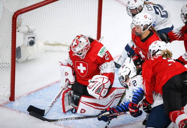 August 20, 2021, Calgary, ab, Canada: Switzerland goalie Andrea Braendli, left, covers the puck as United States players close in during first period IIHF Women s World Championship, WM, Weltmeisterschaft hockey action in Calgary, Friday, Aug. 20, 2021. Andrea Braendli - ZUMAc35_ 20210820_zaf_c35_070 Copyright: xJeffxMcintoshx