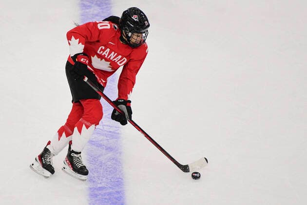 August 20, 2021, Calgary, AB, Canada: Canada s SARAH NURSE skates with the pick during the Finland vs Canada preliminary round game at the 2021 IIHF Women s World Championship, WM, Weltmeisterschaft in Calgary, AB, Canada on Aug 20, 2021. Canada defeated Finland 5-3. The 12-day tournament returns after more than two year due to the COVID-19 pandemic. Calgary Canada - ZUMAj113 20210820_zip_j113_075 Copyright: xGavinxJohnx
