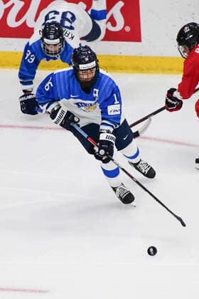 August 20, 2021, Calgary, AB, Canada: Finland s PETRA NIEMINEN skates with the puck during the Finland vs Canada preliminary round game at the 2021 IIHF Women s World Championship, WM, Weltmeisterschaft in Calgary, AB, Canada on Aug 20, 2021. Canada defeated Finland 5-3. The 12-day tournament returns after more than two year due to the COVID-19 pandemic. Calgary Canada - ZUMAj113 20210820_zip_j113_080 Copyright: xGavinxJohnx