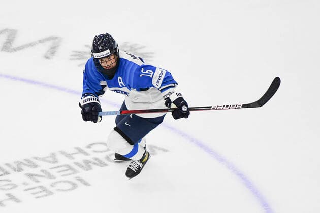 August 20, 2021, Calgary, AB, Canada: Finland s PETRA NIEMINEN skates down the ice during the Finland vs Canada preliminary round game at the 2021 IIHF Women s World Championship, WM, Weltmeisterschaft in Calgary, AB, Canada on Aug 20, 2021. Canada defeated Finland 5-3. The 12-day tournament returns after more than two year due to the COVID-19 pandemic. Calgary Canada - ZUMAj113 20210820_zip_j113_109 Copyright: xGavinxJohnx