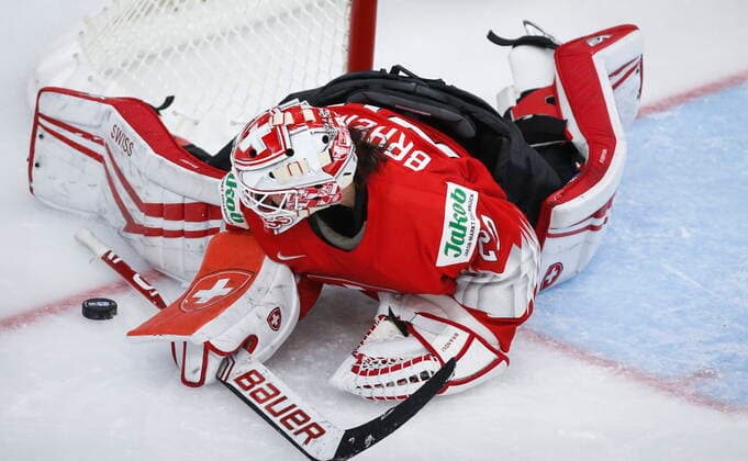 August 20, 2021, Calgary, ab, Canada: Switzerland goalie Andrea Braendli blocks the net on a shot from the United States during third period IIHF Women s World Championship, WM, Weltmeisterschaft hockey action in Calgary, Friday, Aug. 20, 2021. Andrea Braendli  - ZUMAc35_ 20210820_zaf_c35_094 Copyright: xJeffxMcintoshx