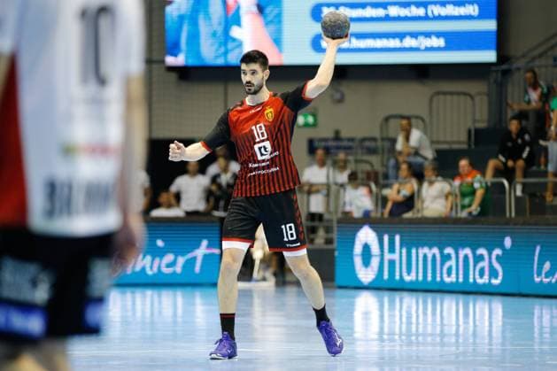 21 08 2021, xgox, Handball Hummel Cup, Vardar Skopje Tvis Holstebro emspor, v l Eduardo Gurbindo Vardar Skopje, 18 on the ball Magdeburg.