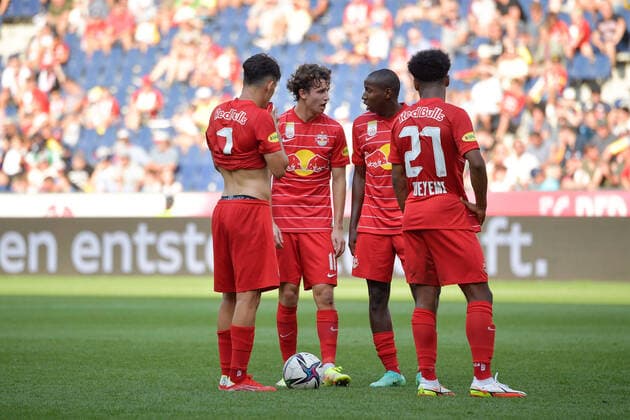 Salzburg, Oesterreich 21 August 2021 Admiral Bundesliga 2021 2022 Sp 5 RB Salzburg vs SK Austria Klagenfurt v li agreement before free kick Nicolas Capaldo FC Red Bull Salzburg , Brenden Aaronson FC Red Bull Salzburg , Mohamed Camara FC Red Bull Salzburg and Karim Adeyemi FC Red Bull Salzburg Red Bull Arena Copyright: xFotostandx xWassmuthx