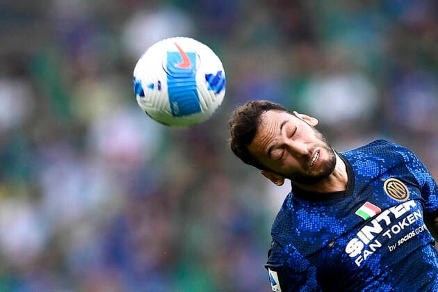 FC Internazionale v Genoa CFC - Serie A Hakan Calhanoglu of FC Internazionale makes a header during the Serie A football match between FC Internazionale and Genoa CFC. Milan Italy Copyright: xNicolòxCampox