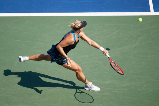 Sport Bilder des Tages CINCINNATI, OH - AUGUST 21: Angelique Kerber of Germany stretches to hit a hits a backhand shot during the semifinal match on day 7 of the Western & Southern Open at the Lindner Family Tennis Center in Mason, Ohio on August 21, 2021. (Photo by Shelley Lipton Icon Sportswire) TENNIS: AUG 21 Western & Southern Open Icon21082114
