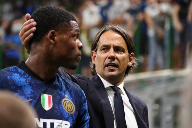 FC Internazionale v Genoa CFC - Serie A Simone Inzaghi (R) head coach of FC Internazionale celebrates with Denzel Dumfries (L) the win at end of the Serie A match between FC Internazionale v Genoa CFC at Stadio Giuseppe Meazza on August 21, 2021 in Milan, Italy. Milan Milan Italy cottini-fcintern210821_np76x  Copyright: xGiuseppexCottinix