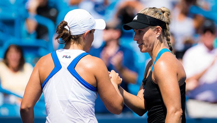 Sport Bilder des Tages August 21, 2021, CINCINNATI, UNITED STATES: Ashleigh Barty of Australia & Angelique Kerber of Germany after their semi-final match at the 2021 Western & Southern Open WTA, Tennis Damen 1000 tennis tournament CINCINNATI UNITED STATES - ZUMAa181 20210821_zaa_a181_069 Copyright: xRobxPrangex