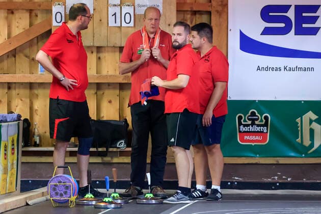 Passau Bayern Deutschland Stocksport Herren, 1 Bundesliga Süd Final Four, Sommer 2021 am 21 08 2021 in der Stockhalle Neustift, Bild zeigt v l Alexander Schäfer EC Passau Neustift , Christoph Schäfer EC Passau Neustift , Christian Kriegl EC Passau Neustift und Wolfgang Wimmer EC Passau Neustift beraten über den nächsten Spielzug Passau Stockhalle Neustift Bayern Deutschland