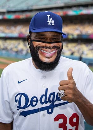 Bilder des Jahres 2021, Sport 08. August Sport Themen der Woche KW33 Sport Bilder des Tages August 21, 2021, Los Angeles, California, USA: Actor, Anthony Anderson throws the honorary first pitch at the MLB, Baseball Herren, USA season game between the Los Angeles Dodgers and the New York Mets on Saturday August 21, 2021 at Dodger Stadium in Los Angeles, California. Dodgers defeat Mets, 4-3. PI Los Angeles USA - ZUMAp124 20210821_zaa_p124_035 Copyright: xJAVIERxROJASx