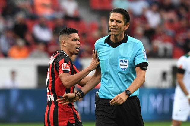 Bilder des Jahres 2021, Sport 08. August Sport Themen der Woche KW33 Sport Bilder des Tages Paulinho ( Bayer 04 Leverkusen ) aergert sich ueber Schiedsrichter Deniz Aytekin. 20.08.2021, Fussball, 1. Bundesliga, Bayer 04 Leverkusen vs Borussia Moenchengladbach DFL REGULATIONS PROHIBIT ANY USE OF PHOTOGRAPHS AS IMAGE SEQUENCES AND OR QUASI-VIDEO 20.08.2021, Fussball, 1. Bundesliga, Bayer 04 Leverkusen vs Borussia Moenchengladbach Leverkusen *** Paulinho Bayer 04 Leverkusen angry with referee Deniz Aytekin 20 08 2021, Football, 1 Bundesliga, Bayer 04 Leverkusen vs Borussia Moenchengladbach DFL REGULATES PROHIBIT ANY USE OF PHOTOGRAPHS AS IMAGE SEQUENCES AND OR QUASI VIDEO 20 08 2021, Football, 1 Bundesliga, Bayer 04 Leverkusen vs Borussia Moenchengladbach Leverkusen Copyright: xEibner-Pressefotox