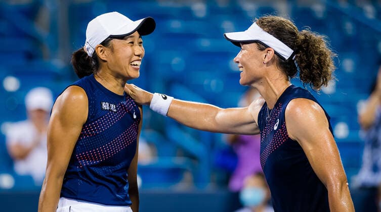 August 21, 2021, CINCINNATI, UNITED STATES: Sam Stosur of Australia & Shuai Zhang of China celebrate winning the doubles final at the 2021 Western & Southern Open WTA, Tennis Damen 1000 tennis tournament CINCINNATI UNITED STATES - ZUMAa181 20210821_zaa_a181_223 Copyright: xRobxPrangex