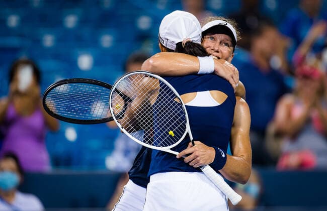 August 21, 2021, CINCINNATI, UNITED STATES: Sam Stosur of Australia & Shuai Zhang of China celebrate winning the doubles final at the 2021 Western & Southern Open WTA, Tennis Damen 1000 tennis tournament CINCINNATI UNITED STATES - ZUMAa181 20210821_zaa_a181_226 Copyright: xRobxPrangex