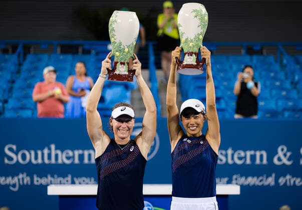 August 21, 2021, CINCINNATI, UNITED STATES: Sam Stosur of Australia & Shuai Zhang of China with their champions trophies after winning the doubles final at the 2021 Western & Southern Open WTA, Tennis Damen 1000 tennis tournament CINCINNATI UNITED STATES - ZUMAa181 20210821_zaa_a181_231 Copyright: xRobxPrangex