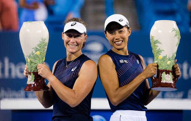 August 21, 2021, CINCINNATI, UNITED STATES: Sam Stosur of Australia & Shuai Zhang of China with their champions trophies after winning the doubles final at the 2021 Western & Southern Open WTA, Tennis Damen 1000 tennis tournament CINCINNATI UNITED STATES - ZUMAa181 20210821_zaa_a181_232 Copyright: xRobxPrangex