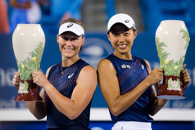 August 21, 2021, CINCINNATI, UNITED STATES: Sam Stosur of Australia & Shuai Zhang of China with their champions trophies after winning the doubles final at the 2021 Western & Southern Open WTA, Tennis Damen 1000 tennis tournament CINCINNATI UNITED STATES - ZUMAa181 20210821_zaa_a181_233 Copyright: xRobxPrangex