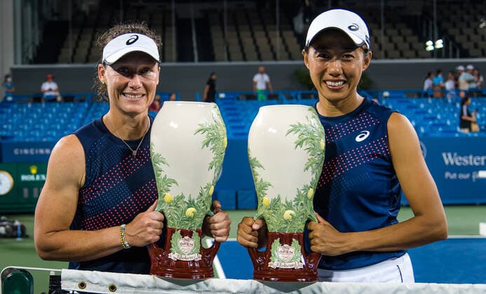 August 21, 2021, CINCINNATI, UNITED STATES: Sam Stosur of Australia & Shuai Zhang of China with their champions trophies after winning the doubles final at the 2021 Western & Southern Open WTA, Tennis Damen 1000 tennis tournament CINCINNATI UNITED STATES - ZUMAa181 20210821_zaa_a181_243 Copyright: xRobxPrangex