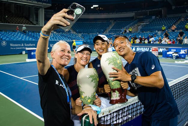 August 21, 2021, CINCINNATI, UNITED STATES: Sam Stosur of Australia & Shuai Zhang of China pose with their team and their champions trophies after winning the doubles final at the 2021 Western & Southern Open WTA, Tennis Damen 1000 tennis tournament CINCINNATI UNITED STATES - ZUMAa181 20210821_zaa_a181_244 Copyright: xRobxPrangex