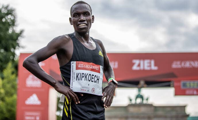 Bilder des Jahres 2021, Sport 08. August Sport Themen der Woche KW33 Sport Bilder des Tages Felix Kipkoech aus Kenia gewinnt den Generali Berliner Halbmarathon 2021 mit einer Jahresweltbestzeit von 58:57 Minuten am 22.08.21 in Berlin. Generali Berliner Halbmarathon 2021 *** Felix Kipkoech from Kenya wins the Generali Berlin Half Marathon 2021 with a world best time of 58 57 minutes on 22 08 21 in Berlin Generali Berlin Half Marathon 2021