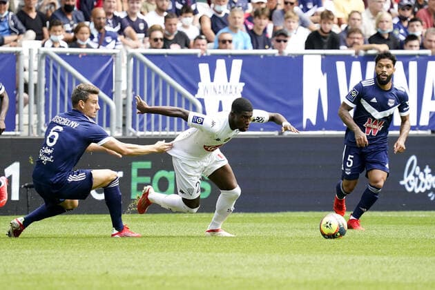 21 MOHAMED ALI CHO (SCO) - 06 LAURENT KOSCIELNY (FCGB) - FAUTE - TIRAGE DE MAILLOT FOOTBALL : Bordeaux vs Angers - Ligue 1 Uber Eats - 22 08 2021 FEP Panoramic 